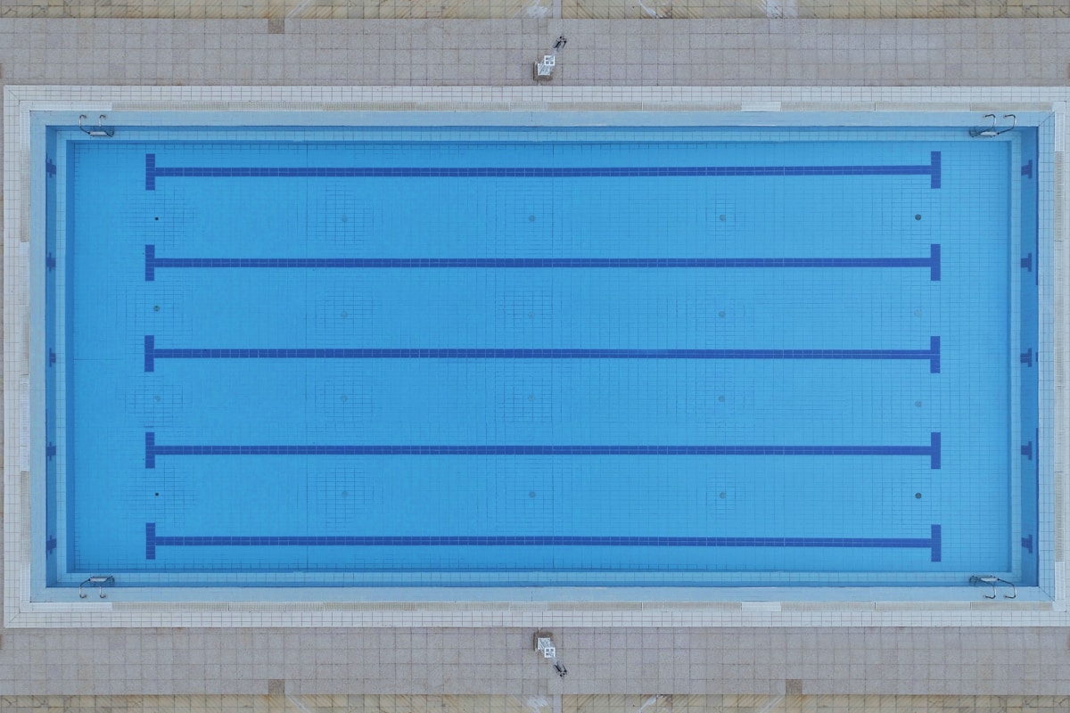 Personas nadando en piscina